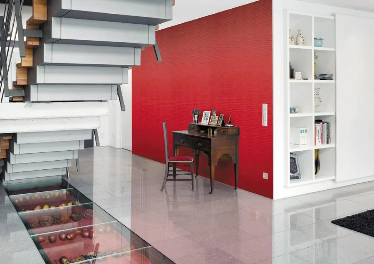 Mit der neuen d-c-fix® home collection skai®  kann jetzt jeder hochwertige Leder-Synthetics selbst als Wandtapete anbringen.