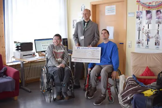 1200 Euro Spende in Kommunikationstechnik fuer GWW von APROS Consulting Bild: 1200 Euro Spende in Kommunikationstechnik fuer GWW von APROS Consulting