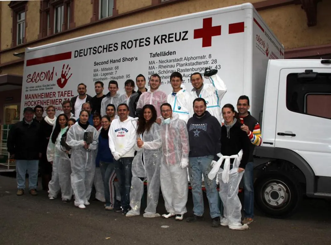Mitarbeiter und Management renovierten Ladenlokal der Mannheimer Tafel im Stadtbezirk Neckarstadt
