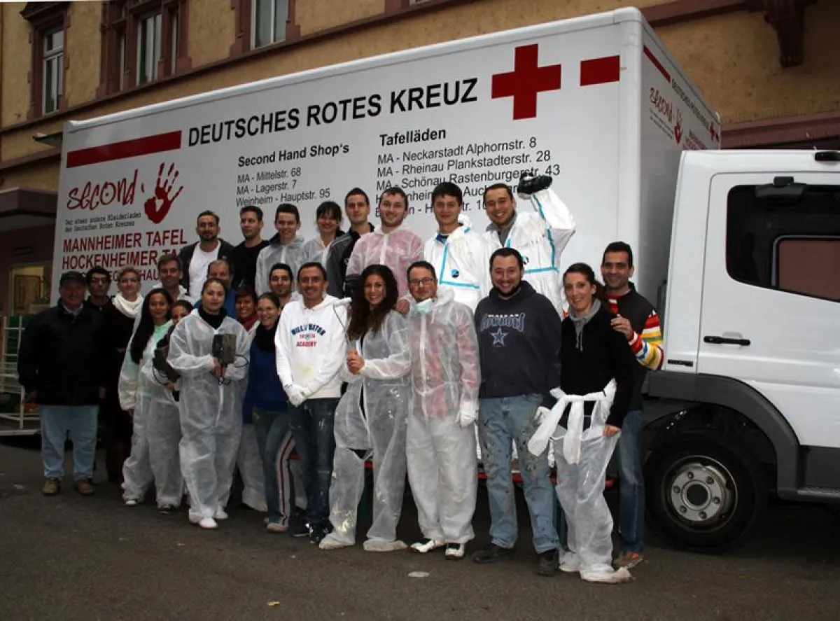 Mitarbeiter und Management renovierten Ladenlokal der Mannheimer Tafel im Stadtbezirk Neckarstadt