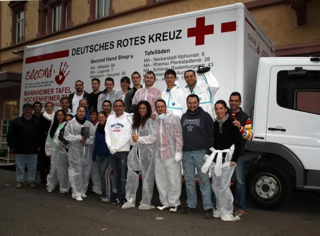 Bild: Alpensped-Mannschaft packt an