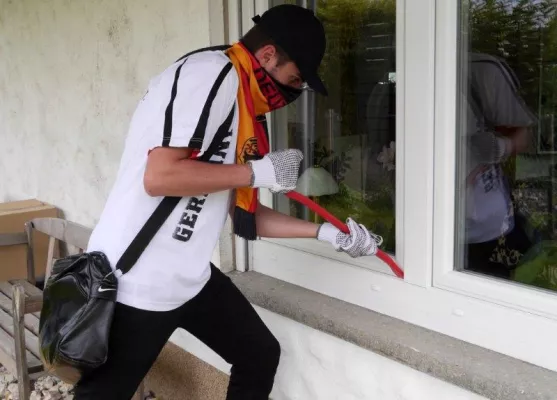 Bild: So zeigen Sie Einbrechern - während der Fußball EM - einfach die rote Karte!