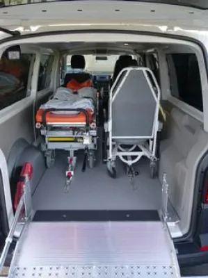 Fahrliege und Tragestuhl plus Betreuer: Spezialumbau für die Beförderung beeinträchtigter Menschen Bild: Fahrliege und Tragestuhl plus Betreuer: Spezialumbau für die Beförderung beeinträchtigter Menschen