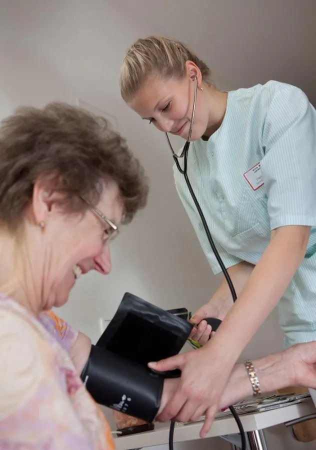 Eine Teilnehmerin des Freiwilligendienstes arbeit im Sozialen Bereich