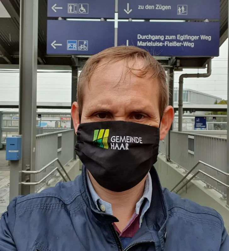 Mit Maske aber offenem Visier: Siemsen schaltet beim Brenner-Nordzulauf die FDP-Bundesebene ein.