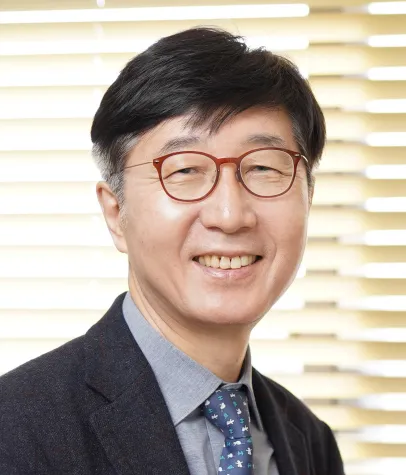 Bild: Neues Material für die Solarenergie: Humboldt-Preisträger Nam-Gyu Park erforscht nanostrukturierte Perowskit-Solarzelle