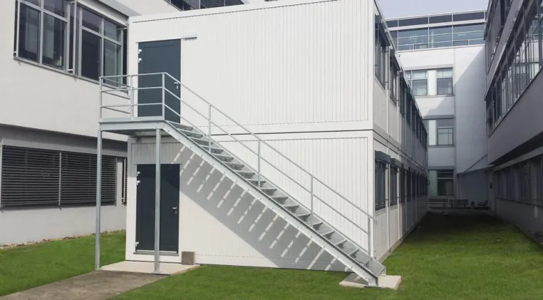 Bild: Heinkel Modulbau, Blaubeuren, montiert zweigeschossiges Bürogebäude für STIHL in Waiblingen in 10 Arbeitstagen