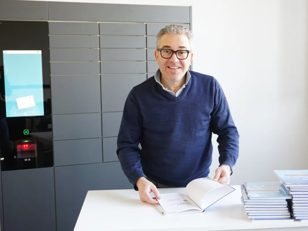Marco Gola vor smarter Schließfachanlage von Matoma (© Matoma GmbH)