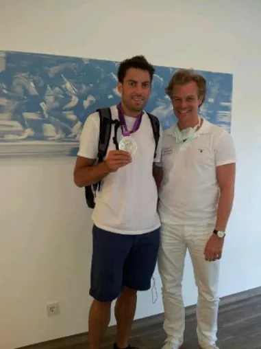 Bild: Dr. Jens Enneper aus Köln verhilft Mitchell Watt zur Weitsprung-Silbermedaille in London