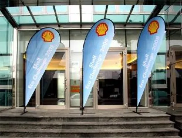 Bild: Frühlingsbeginn – Fahnenzeit in der Außenwerbung