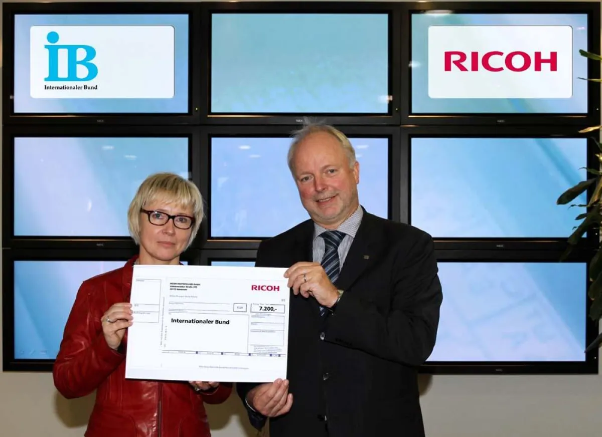 Karola Becker (Internationaler Bund) mit Uwe Jungk, Chief Executive Officer bei Ricoh Deutschland