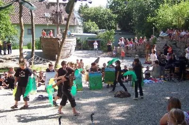 Bild: Grundschule Grüner Markt beendet Projekttage „Die vier Elemente“ auf dem Schulfest mit einem Heckenmusical