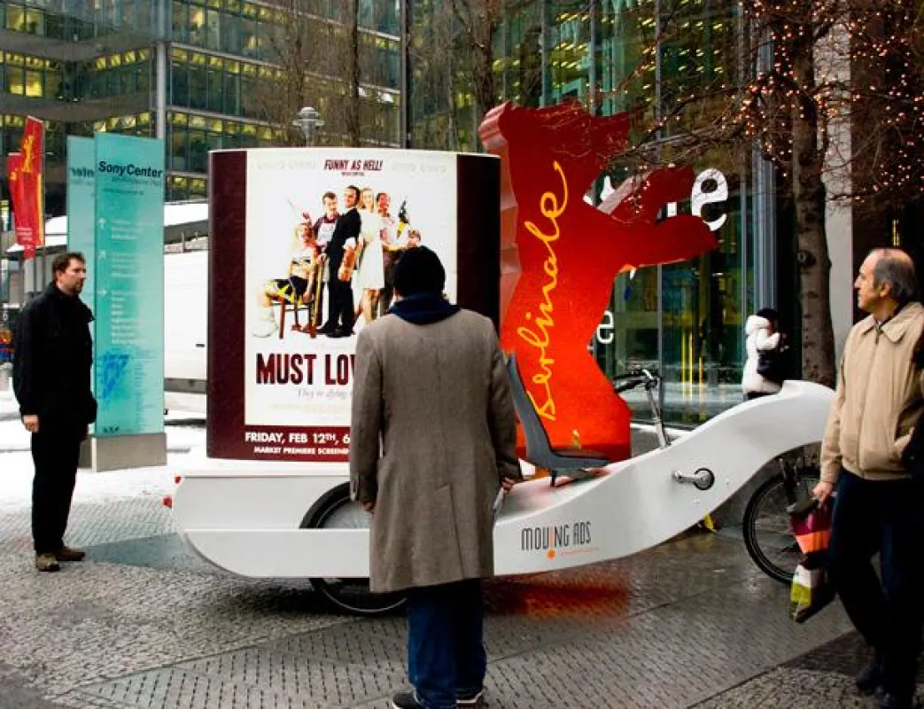 Plakatbike von moving ads bei der Berlinale 2010