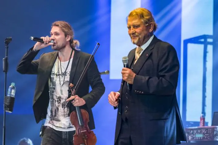 Bild: Firmenjubiläum mit Starbesetzung!