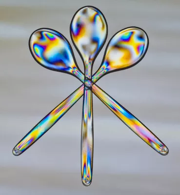 Fotoworkshop „Effekte mit UV-Licht, bipolarisiertem Licht, Taschenlampe, Spiegeln und Dunkelfeldfotografie“ Bild: Fotoworkshop „Effekte mit UV-Licht, bipolarisiertem Licht, Taschenlampe, Spiegeln und Dunkelfeldfotografie“