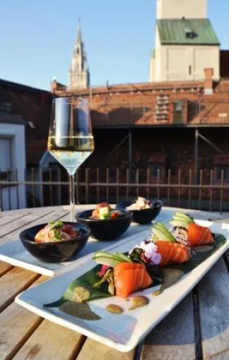 Bild: LOUIS Hotel startet "EMIKO Roof Terrace" - Genießen Sie ein Rendezvous mit dem Alten Peter