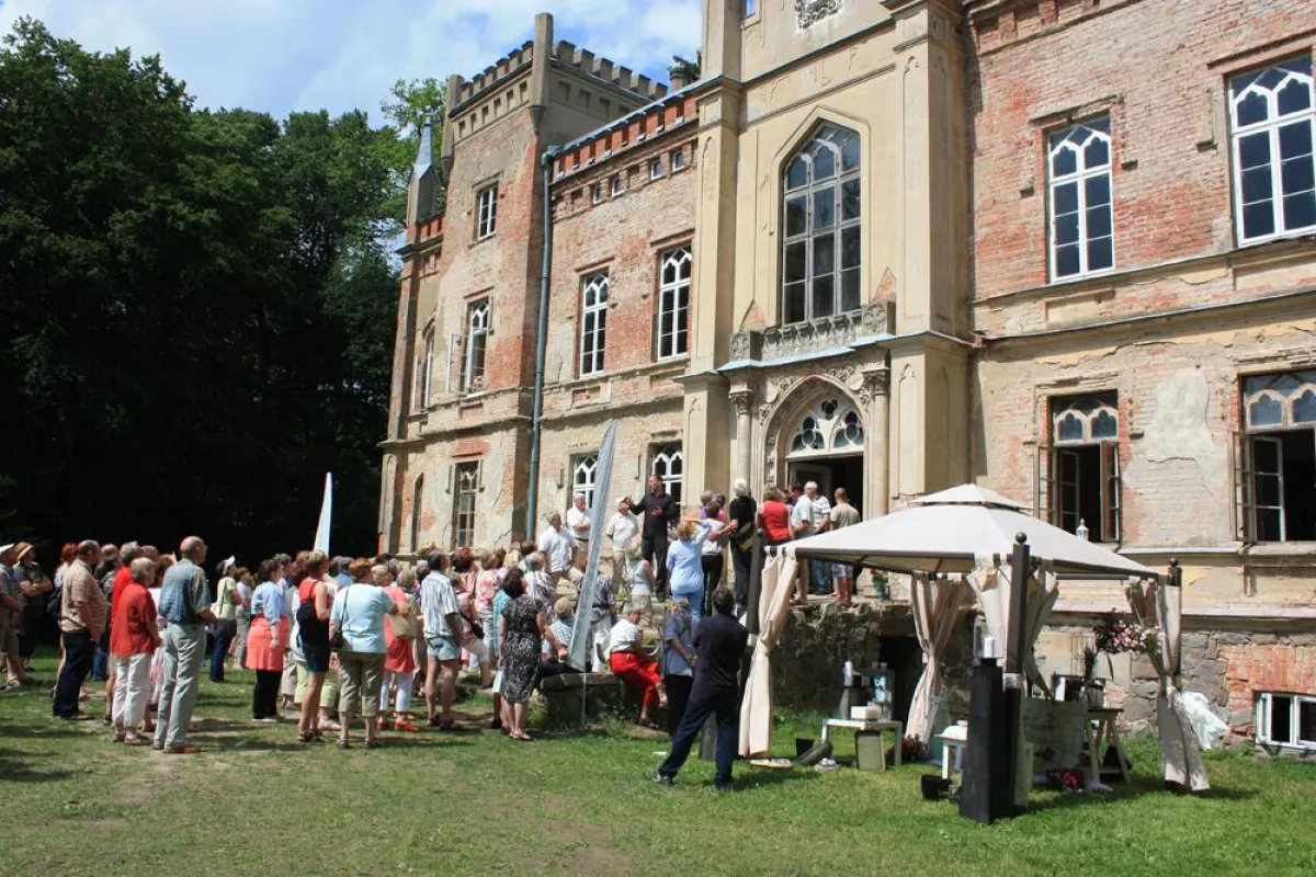 Führungen, Konzert, ein Legenden-Vortrag und Kutschfahrten im Herrenhaus Vogelsang.