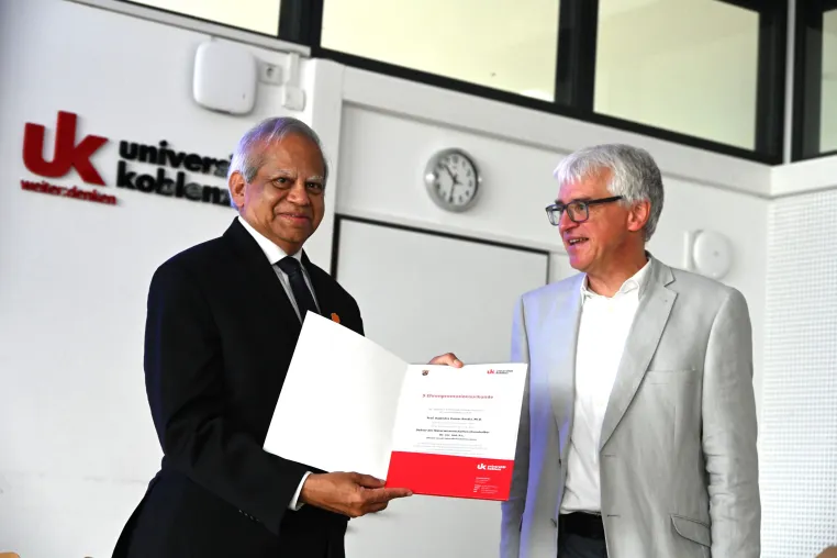 Bild: Prof. Dr. Rajendra K. Bordia mit Ehrenpromotion der Universität Koblenz ausgezeichnet