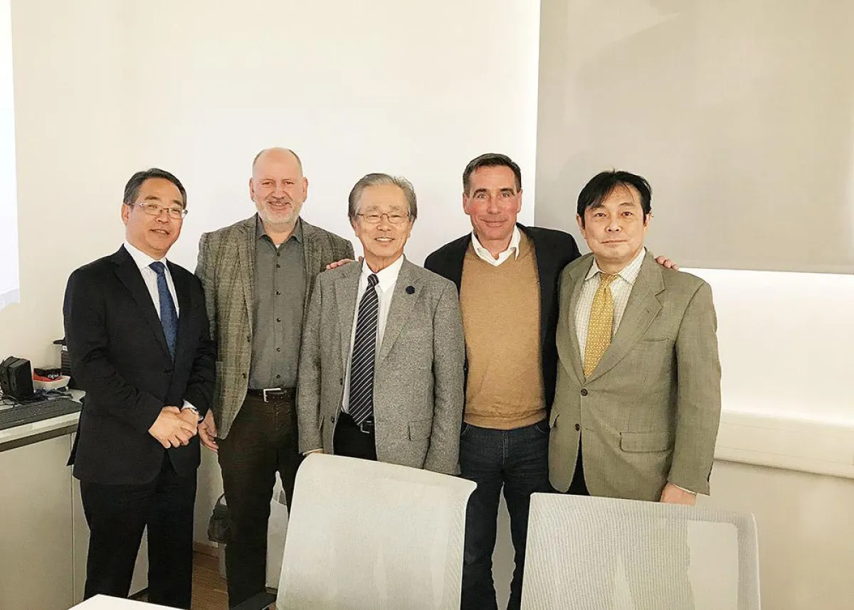 Stephan Rein (2.v.l.) und Dieter Cyganek (2.v.r.) mit Takao Tsuji (Mitte) und Kazuhiro Aigami (re.).