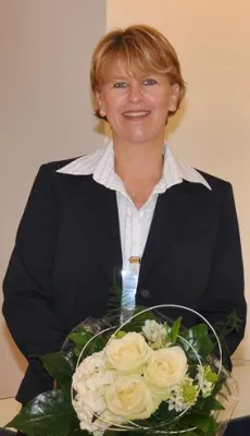 Bild: Nürnberger Fernstudentin Petra Schamel erhält Preis für ihre Bachelor-Arbeit