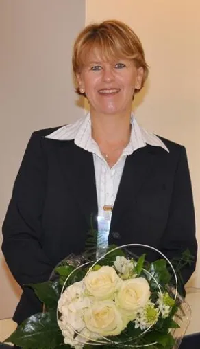 Bild: Nürnberger Fernstudentin Petra Schamel erhält Preis für ihre Bachelor-Arbeit