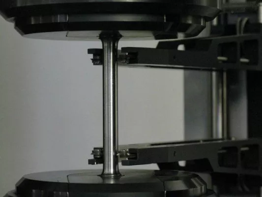 Bild: Entwarnung: Hegewald & Peschke GmbH erläutert die geänderte Norm für den Metallzugversuch