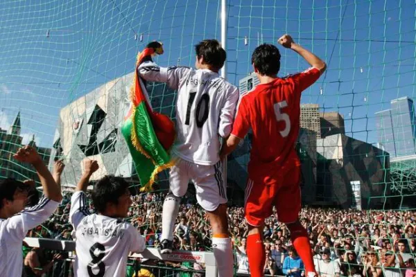 Bild: Kick gegen Armut und Obdachlosigkeit - Erhard Sport unterstützt den Homeless World Cup 2009