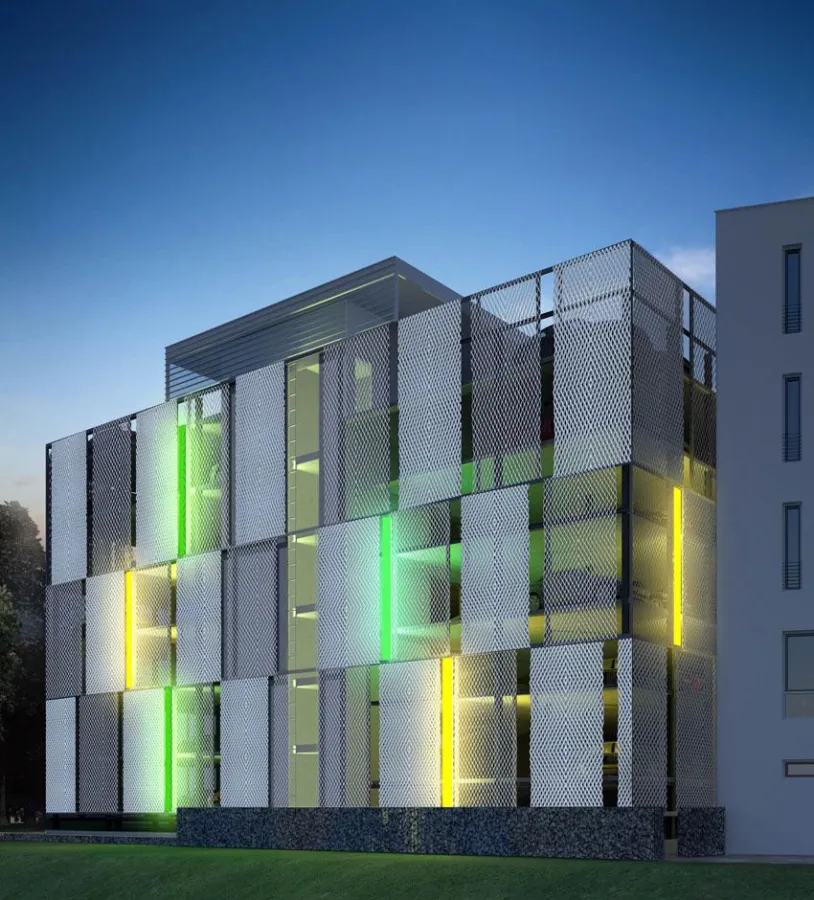 Das Parkhaus mit Streckmetallfassade wechselt je nach Lichteinfall seine Farben