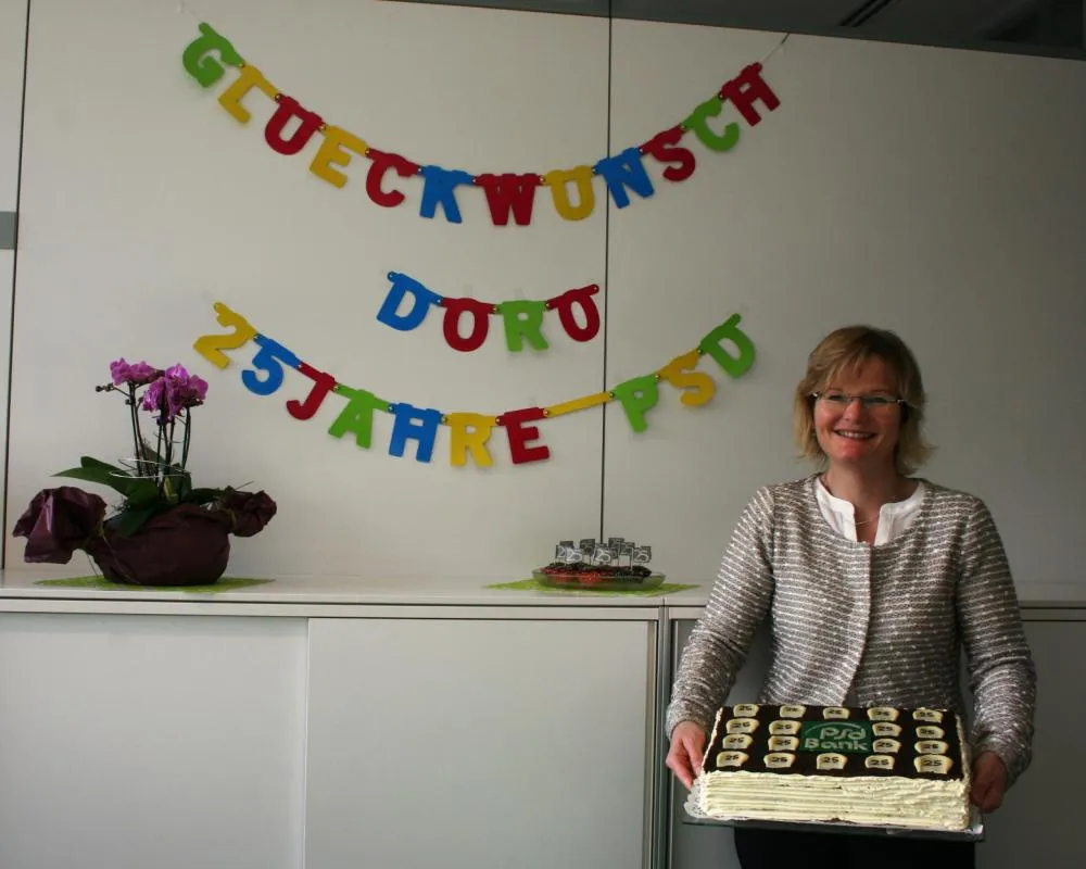 Zum Jubiläum wurde Frau Meyjohann mit einer PSD-Torte überrascht – gebacken von engagierten Kollegen