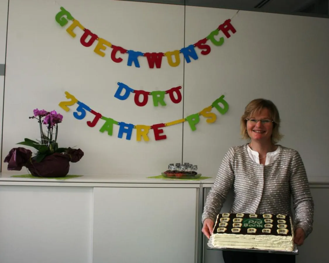 Zum Jubiläum wurde Frau Meyjohann mit einer PSD-Torte überrascht – gebacken von engagierten Kollegen