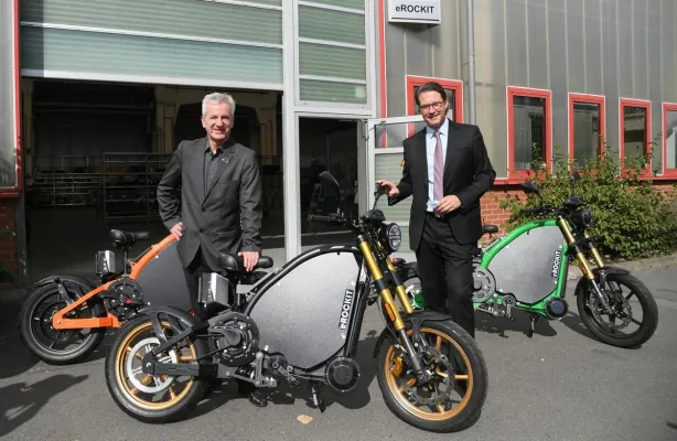 Bild: Andreas Scheuer besichtigt eROCKIT-Produktion: Innovatives E-Motorrad als Teil der Mobilitätswende