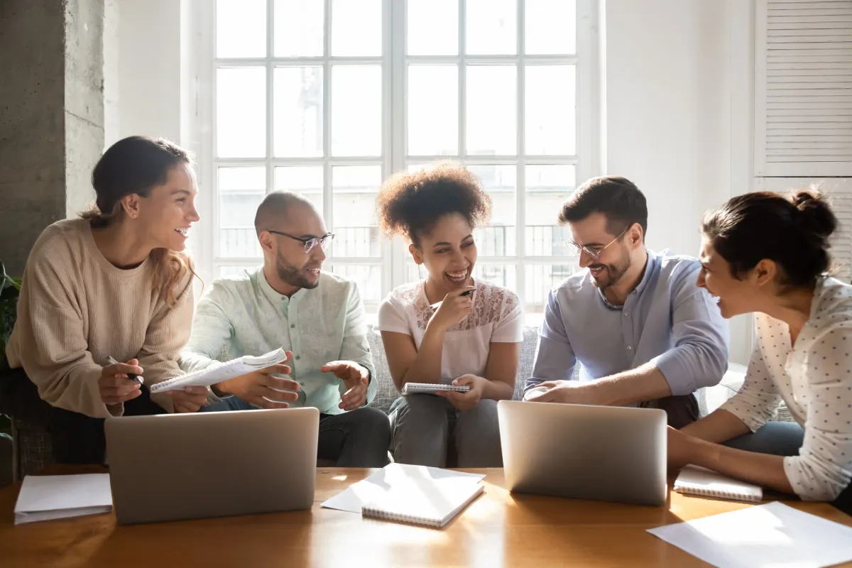 Kreative Schreibrunde (© Shutterstock - fizkes)