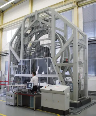 Bild: Schlagversuche bis 50.000 Joule – Zwick baut größtes Pendelschlagwerk der Welt