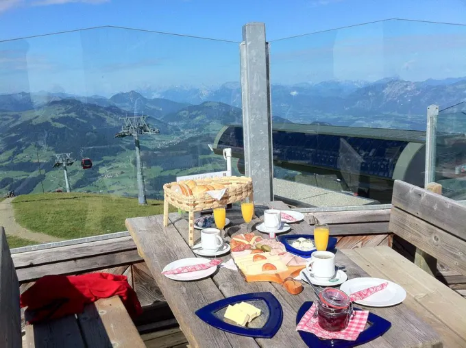 Bild: Frühstück am Berg – ein Erlebnis für Genießer: Einzigartige Bergpanoramen und Tiroler Produkte