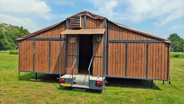 Bild: Ein Anhänger, der zur Eventlocation wird: CONFIDEX begleitet außergewöhnliches Projekt der Buffalo Ranch