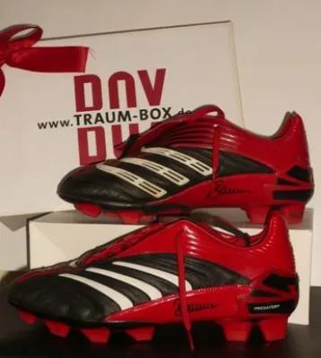 Bild: Frank Baumanns getragene und signierte Fußballschuhe bei der m|c traum-box