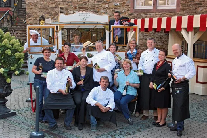 Bild: Programm 2015 mit „Kulinarisch-vinologischer Reise im historischen Oldtimerbus“