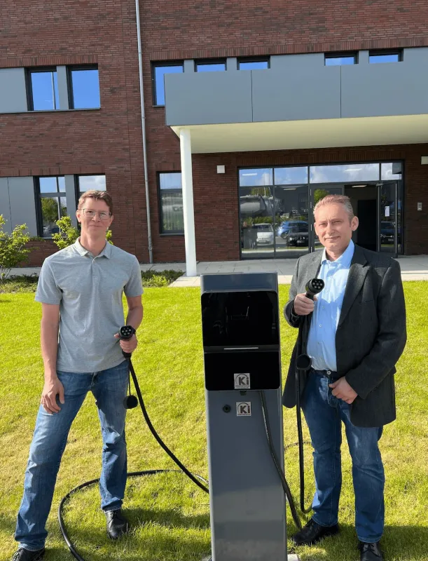 Lars Mörl, REVG, übernimmt von Prof. Dr. Vucetic, Kinetos, den neuen Ladepark. (© Kinetos Solutions GmbH & Co. KG)