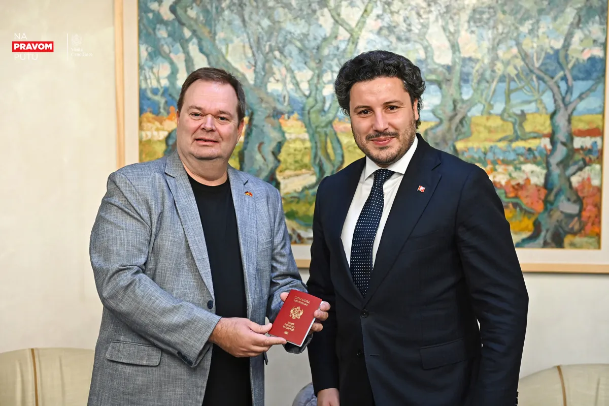 Michael Bader mit Premierminister Dritan Abazović (© gov.me)