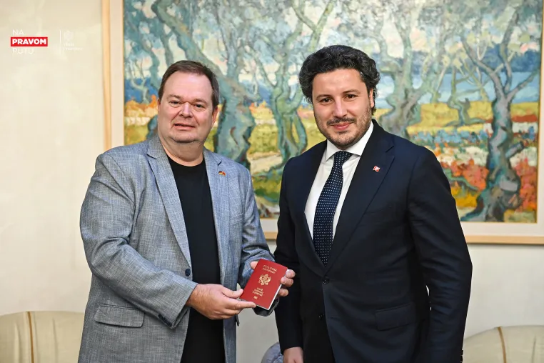 Bild:  Deutscher wird Ehrenstaatsbürger von Montenegro