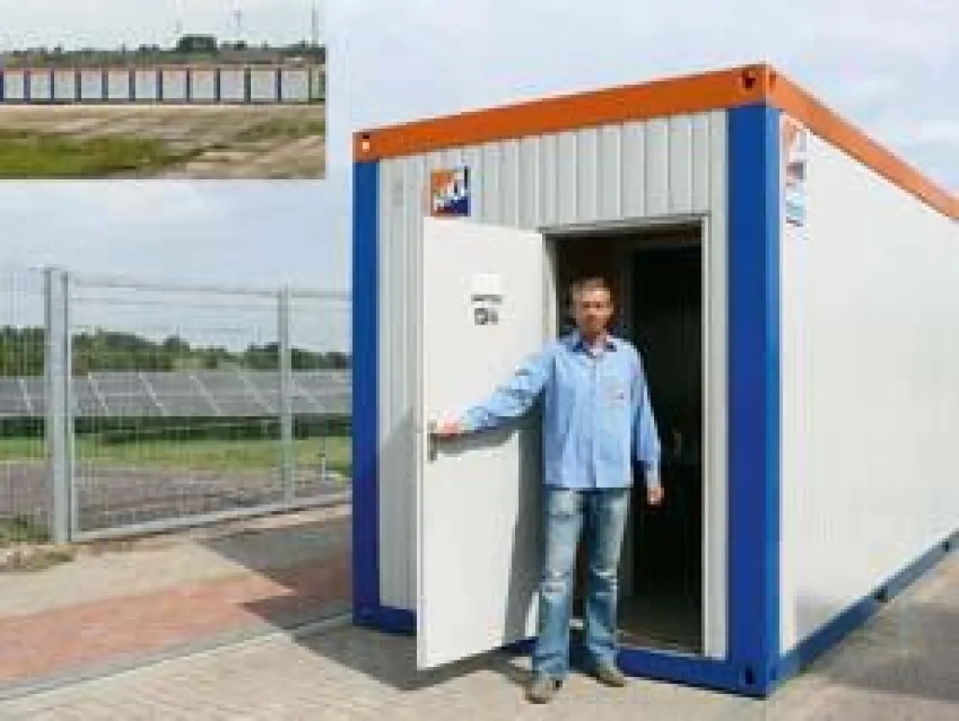 Thomas Luttat, HKL Betriebsleiter Magdeburg-Bernburg, vor einem der zahlreichen Raumcontainer auf der Baustelle der Sonnen-Kw