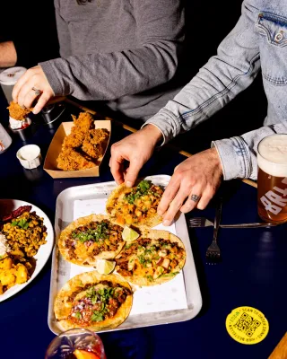 Bild: KERB Food Hall Berlin präsentiert neue wöchentliche Food-Specials als Erweiterung des kulinarischen Angebots 