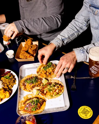 Bild: KERB Food Hall Berlin präsentiert neue wöchentliche Food-Specials als Erweiterung des kulinarischen Angebots 