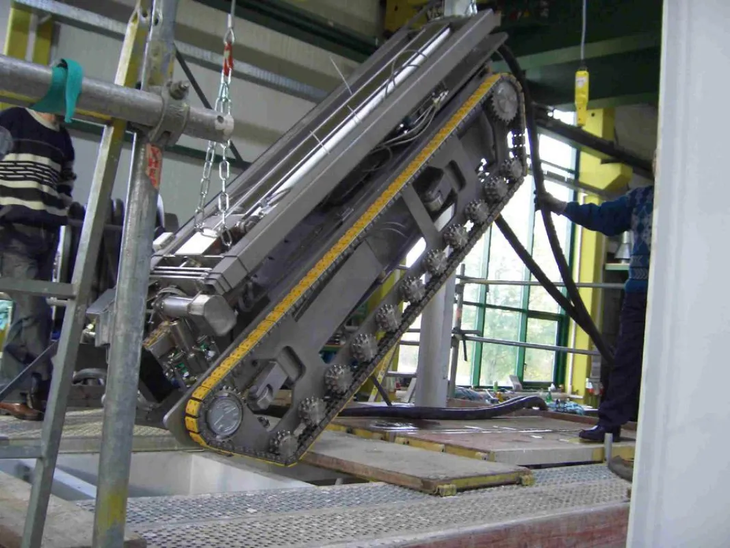 Abfahrt in den Keller: Der zusammengefahrene Reinigungsroboter im Probeeinsatz beim Hersteller Big.
