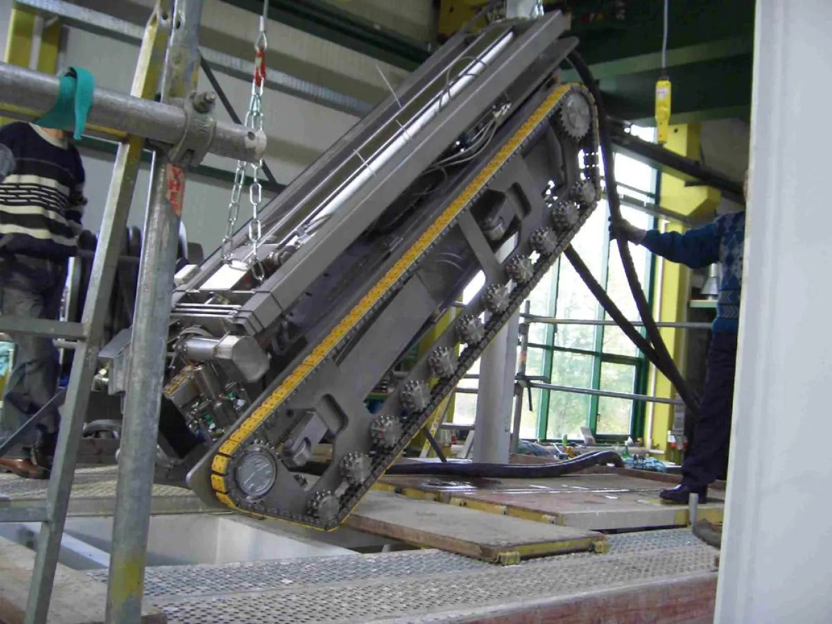 Abfahrt in den Keller: Der zusammengefahrene Reinigungsroboter im Probeeinsatz beim Hersteller Big.