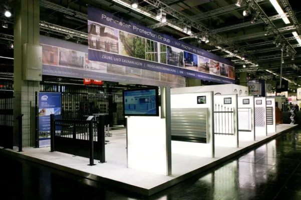 Bild: Fachbesucher zeigten reges Interesse am Thema Geländesicherung