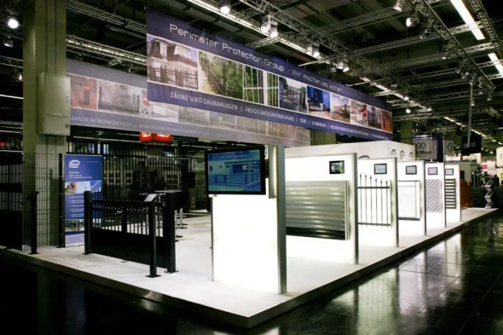 Bild: Fachbesucher zeigten reges Interesse am Thema Geländesicherung