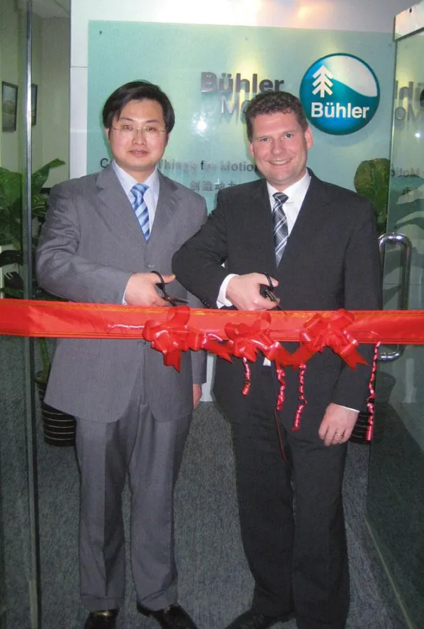 Henry Lei und Rudolf Kaiser eröffnen das Bühler Motor Vertriebsbüro in Peking