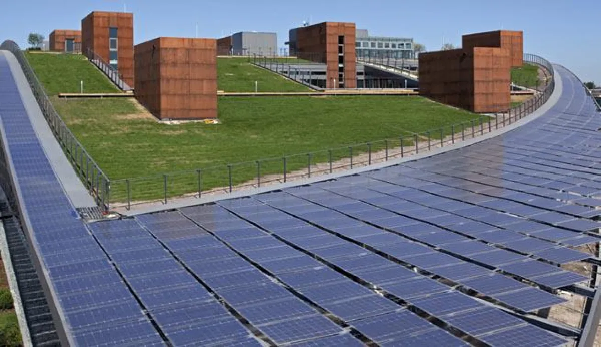 Der Einsatz von Kunststoffdachbahnen, die über das Prüfzeugnis „wurzel- und rhizomfest“ der FLL verf