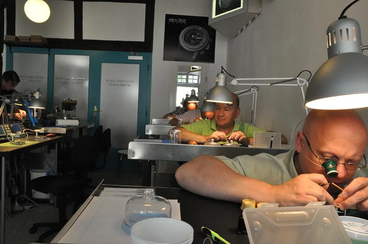 Uhrenliebhaber an der Werkbank